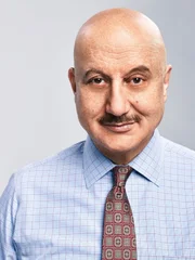 Anupam Kher (Dr. Vijay Kapoor).