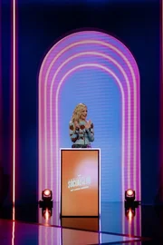 In ihrer Comedy-Gameshow "Neo Social Club" bewertet Laura Larsson die Antworten ihrer G&auml;ste und vergibt Punkte.