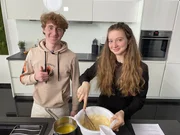 Kennengelernt haben sich Ayla, deren Eltern aus Belgien kommen und Pier, der italienische Wurzeln hat bei "Dein Song". Seither verbindet die beiden nicht nur die Liebe zu Musik, sondern auch eine enge Freundschaft. Bei einem kleinen Livestream-Konzert f&uuml;r ihre Freunde wollen sie einen gemeinsamen Song performen und dabei auch ein bisschen schlemmen.