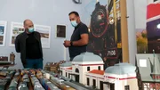 Eisenbahnmarkt in Athen. Sogar den Peloponnesbahnhof gibt es in 1:87.