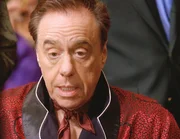 Kann George Merritt (Peter Bogdanovich), der Herausgeber einer Klatschzeitschrift, die Ermittlungen in den beiden Todesfällen voranbringen? Kann George Merritt (Peter Bogdanovich), der Herausgeber einer Klatschzeitschrift, die Ermittlungen in den beiden Todesfällen voranbringen?