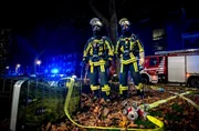 Die sechste Staffel von &bdquo;Feuer & Flamme&ldquo;, die Anfang 2023 zu sehen ist, wird erstmals Einblicke in die Arbeitsabl&auml;ufe in der Leitstelle der Bochumer Feuerwehr geben. Hier und bei den Eins&auml;tzen vor Ort werden die Feuerwehrleute in sechs neuen Folgen mit besonders dramatischen Situationen konfrontiert: einem Stra&szlig;enrennen mit furchtbarem Ausgang, zwei vermissten Kinder in den Bochumer Katakomben, einem brennenden Dachstuhl durch Blitzeinschlag und einem Brand auf einem Werkstattgel&auml;nde, der nur schwer unter Kontrolle zu bekommen ist. Gewohnt professionell, menschlich und miteinander versuchen die Einsatzkr&auml;fte zu helfen.