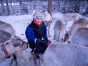 Hannah Emde f&uuml;ttert Rentiere bei minus 30 Grad auf einer finnischen Farm oberhalb des Polarkreises. Die Tiere sind halb-domestiziert. Den Winter verbringen sie in den weitl&auml;ufigen Weidegebieten in den W&auml;ldern. Wenn es f&uuml;r die Rentiere witterungsbedingt schwer wird, genug zu fressen zu finden, kommen manche von ihnen zur Farm, um sich eine Extra-Portion Futter abzuholen.