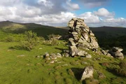 Die sogenannten Tors sind Granitformationen, die durch Erosion im Dartmoor entstanden sind. Sie sind charakteristische Wahrzeichen des Nationalparks.