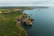 Die felsige K&uuml;ste des Pembrokeshire-Nationalparks im &auml;u&szlig;ersten S&uuml;dwesten von Wales