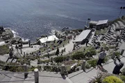 Das in die Klippen gebaute Minack Theatre bietet eine einmalige Aussicht und zieht jedes Jahr eine Viertelmillion Besucherinnen und Besucher an.