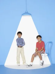 (2. Staffel) - Machen ihrem Bruder Eddie das Leben nicht immer leicht: Evan (Ian Chen, l.) und Emery (Forrest Wheeler, r.) ...