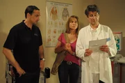 Dr. Pawlik schaut sich Mikes Ergebnisse an. Von links: Mike Preissinger (Harry Blank), Trixi Preissinger (Doreen Dietel) und Dr. Pawlik (Burckhard Dabinnus).