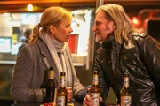 Kriminalhauptkommissarin Ina Zimmermann (Melanie Marschke) unterh&auml;lt sich mit Major Carl Ribarski (Stefan J&uuml;rgens) &uuml;ber den Abend, an dem sie sich kennengelernt haben.