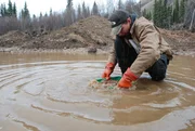 Parker Schnabel panning dirt. Gold Rush (seizoen 3)