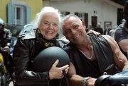Theres (Ursula Erber) zeigt sich in Motorradkluft.