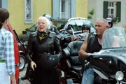 Theres (Ursula Erber) erlebt den Ausflug mit den Motorr&auml;dern als Beifahrerin.