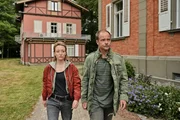 Luisa Hoffmann (Alina Fritsch) und Micha Oberl&auml;nder (Matthias Koeberlin) fahren bei Lambecks vorbei.