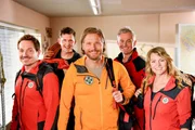 Die Bergretter Markus (Sebastian Ströbel, M.), Tobi (Markus Brandl, l.), Rudi (Michael Pascher, 2.v.l.), Michi (Robert Lohr, 2.v.r.) und Katharina (Luise Bähr, r.) sind bereit für neue Einsätze. Die Bergretter Markus (Sebastian Ströbel, M.), Tobi (Markus Brandl, l.), Rudi (Michael Pascher, 2.v.l.), Michi (Robert Lohr, 2.v.r.) und Katharina (Luise Bähr, r.) sind bereit für neue Einsätze.