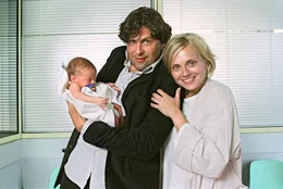 Frischgebackene Eltern: Sylvie (Nina Weniger, l.), Max (Hans-Jochen Wagner, r.) und Baby Sam.