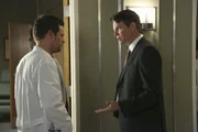 Dr. Alex Karev (Justin Chambers, l.) muss ein Baby notoperieren. Nur die Eltern wollen sich nicht so Recht zu der Situation äußern. Der Vater (Michael Reilly Burke, r.) klärt Alex über die Beziehung zwischen ihm und der Mutter auf. Das Baby ist aus einem One-Night-Stand entstanden und eigentlich können sich die Eltern so gar nicht leiden ... Dr. Alex Karev (Justin Chambers, l.) muss ein Baby notoperieren. Nur die Eltern wollen sich nicht so Recht zu der Situation äußern. Der Vater (Michael Reilly Burke, r.) klärt Alex über die Beziehung zwischen ihm und der Mutter auf. Das Baby ist aus einem One-Night-Stand entstanden und eigentlich können sich die Eltern so gar nicht leiden ...