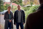 Ingo Thiel (Heino Ferch, r.) und Conny (Sina Bianca Hentschel, l.) haben traurige Nachrichten für das Ehepaar Sommer. Ingo Thiel (Heino Ferch, r.) und Conny (Sina Bianca Hentschel, l.) haben traurige Nachrichten für das Ehepaar Sommer.