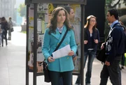 Völlig verwirrt läuft Tracy (Cristin Milioti) am Uni-Campus entlang, da sie glaubt, im falschen Kurs gewesen zu sein ... Völlig verwirrt läuft Tracy (Cristin Milioti) am Uni-Campus entlang, da sie glaubt, im falschen Kurs gewesen zu sein ...