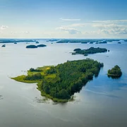 Finnland ist das Land der tausend Seen. &Uuml;ber 187.000 Gew&auml;sser bedecken fast zehn Prozent der Fl&auml;che und pr&auml;gen die einzigartige Natur des Nordens.