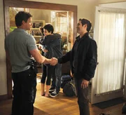 (v.l.): Jim Longworth (Matt Passmore), Callie Cargill (Kiele Sanchez), Jeff Cargill (Uriah Shelton) und Tony Morales (Jordi Vilasuso)