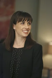 Als Buchhalterin vom Seattle Grace Hospitals macht sich Dr. Alana Cahill (Constance Zimmer) nicht nur Freunde. Da sich die Klinik in einer finanziellen Misere befindet, muss sie sich nun um Investoren kümmern. Gar nicht zu Freuden der Ärzte ... Als Buchhalterin vom Seattle Grace Hospitals macht sich Dr. Alana Cahill (Constance Zimmer) nicht nur Freunde. Da sich die Klinik in einer finanziellen Misere befindet, muss sie sich nun um Investoren kümmern. Gar nicht zu Freuden der Ärzte ...