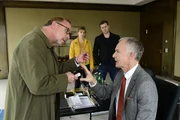 Ludwig Schaller (Alexander Held, l.), Angelika Flierl (Bernadette Heerwagen) und Harald Neuhauser (Marcus Mittermeier, 2.v.r.) müssen Helmut Zangel (Christoph Süß) in die Ermittlungen einbeziehen. Ludwig Schaller (Alexander Held, l.), Angelika Flierl (Bernadette Heerwagen) und Harald Neuhauser (Marcus Mittermeier, 2.v.r.) müssen Helmut Zangel (Christoph Süß) in die Ermittlungen einbeziehen.