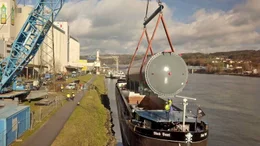 Wenn es an Land nicht weitergeht, m&uuml;ssen die Industrie&ouml;fen zu Wasser transportiert werden.
