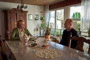 Ingo Thiel (Heino Ferch, r.) stellt Paula Dehler (Christa Rockstroh, l.) unangenehme Fragen, denn die Täter-DNA hat Ähnlichkeiten mit der DNA ihres verstorbenen Mannes. Ingo Thiel (Heino Ferch, r.) stellt Paula Dehler (Christa Rockstroh, l.) unangenehme Fragen, denn die Täter-DNA hat Ähnlichkeiten mit der DNA ihres verstorbenen Mannes.