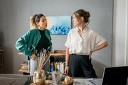 Kim (Amy Mußul, l.) kommt bei ihrer Befragung von Sonja Wiele (Sophia Platz, r.) auf eine neue heiße Spur. Kim (Amy Mußul, l.) kommt bei ihrer Befragung von Sonja Wiele (Sophia Platz, r.) auf eine neue heiße Spur.
