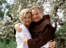 "Bruder Johannes" (Fritz Wepper) und die attraktive Schreinerswitwe Sylvia Hanselmann (Saskia Vester).