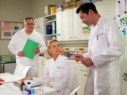 (v.l.n.r.) Hans-Peter Brenner (Michael Trischan); Ingrid Rischke (Jutta Kammann); Dr. Philipp Brentano (Thomas Koch, r.) (v.l.n.r.) Hans-Peter Brenner (Michael Trischan); Ingrid Rischke (Jutta Kammann); Dr. Philipp Brentano (Thomas Koch, r.)