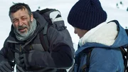 Roland (Michael Roll, l.) und Valerie (Marie Nasemann, r.) sind auf den Weg zu einer Berghütte. Der schneeblinde Roland sieht immer schlechter. Roland (Michael Roll, l.) und Valerie (Marie Nasemann, r.) sind auf den Weg zu einer Berghütte. Der schneeblinde Roland sieht immer schlechter.