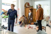 Gemeinsam mit Polizeihauptmeister Mohr (Max M&uuml;ller, l.) versuchen Kommissarin Andresen (Sophie Melbinger, 2.v.l.), Rechtsmedizinerin Atay (Sevda Polat, 2.v.r.) und Kommissar Stadler (Dieter Fischer, r.) den Tathergang zu rekonstruieren. (Opfer: Komparsin)