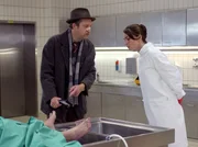 Kommissar Geiger (Peter Heinrich Brix) kl&auml;rt die Gerichtsmedizinerin Martha Penzkofer (Aglaia Szyszkowitz) dar&uuml;ber auf, dass sie etwas Wichtiges &uuml;bersehen hat.