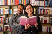 David Gr&uuml;nbaum (Omar El-Saeidi) und Pauline Hobrecht (Agnes Decker) ermitteln in einem Mordfall einer Bestseller-Autorin f&uuml;r Liebesromane. Das f&uuml;hrt sie in die Buchhandlung, wo die Autorin ihre letzte Lesung hielt.