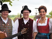 Elisabeth Rehm mit zwei Mitgliedern der Starnberger Fischerbuam.