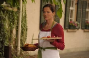 Annalena (Heidrun G&auml;rtner) ist auf dem Weg in den Biergarten.