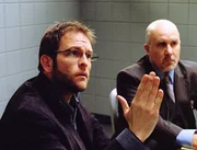 Larry Forseca (Darren Frazier, l.) und sein Anwalt (Darstellername nicht zu ermitteln) werden von der Polizei vernommen: Hat der geh&ouml;rlose B&uuml;hnenautor einen bekannten Ohrenarzt erschossen?