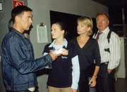 Die Kommissare Bonhoff (Wolfgang Krewe, l.) und Kehler (Wolfgang Bathke) halten die Aussagen von Antonia (Johanna Wolf, 2.v.l.) und Elke Karlsen (Silke Matthias) für gelogen. Die Handverletzung von Antonia bringt sie auf eine Spur... Die Kommissare Bonhoff (Wolfgang Krewe, l.) und Kehler (Wolfgang Bathke) halten die Aussagen von Antonia (Johanna Wolf, 2.v.l.) und Elke Karlsen (Silke Matthias) für gelogen. Die Handverletzung von Antonia bringt sie auf eine Spur...