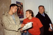 Mario (Max Florian Hoppe, M.) wird von Bonhoff (Wolfgang Krewe, l.) und Kehler (Wolfgang Bathke) vernommen, leugnet aber, von dem Mord gewusst zu haben.