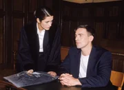 Dere Kriminalbeamte Bonhoff (Wolfgang Krewe) wird vor Gericht von Staatsanw&auml;ltin Sturm (Mariella Ahrens) nach seinen Erkenntnissen befragt.