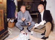 Laura Grams (Katja Zinsmeister) wurde durch die geschlossene Haust&uuml;r erschossen. Kommissar Kehler (Wolfgang Bathke, li.) glaubt zun&auml;chst an eine Verwechslungstat und Dr. Duhler (Klaus Schindler) gibt seine ersten Prognosen zum Tathergang ab.