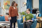 Sind Amy (Mayim Bialik, l.) und Sheldon (Jim Parsons, r.) f&uuml;r ihre Freunde Bernadette und Howard so kurz vor der Geburt deren Kindes wirklich eine Hilfe?