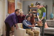 Finden (v.l.n.r.) Leonard (Johnny Galecki), Penny (Kaley Cuoco), Raj (Kunal Nayyar), Amy (Mayim Bialik) und Sheldon (Jim Parsons) tats&auml;chlich einen Weg, um die Geburt von Howard und Bernadetts Sohn zu beschleunigen?