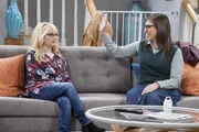 Als Bernadette (Melissa Rauch, l.) endlich mal einen kinderfreien Tag mit Amy (Mayim Bialik, r.) verbringen kann, wird ihr bewusst, dass sie das Muttersein nicht so einfach ablegen kann ...