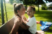 SRF DOK &mdash; Familien am Limit: Olivia und Lion im Freibad.