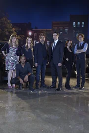 L-R: Penelope Garcia (Kirsten Vangsness), Derek Morgan (Shemar Moore), Jennifer "JJ" Jareau( A.J. Cook), David Rossi (Joe Mantegna), Aaoron Hotcher (Thomas Gibson), Kate Callahan (Jennifer Love Hewitt) und Dr. Spencer Reid (Matthew Gray Gubler).