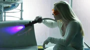 Calleigh Duquesne (Emily Procter) sucht akribisch am Tatort des Mordes nach Spuren des T&auml;ters.