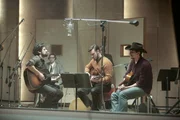 Llewyn Davis (Oscar Isaac, l.), Jim Berkey (Justin Timberlake, M.) und Al Cody (Adam Driver, r.) bei einer Studio-Aufnahme.