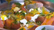 Fisch mit Gewürzen in einer Pfanne anbraten. Fisch mit Gewürzen in einer Pfanne anbraten.